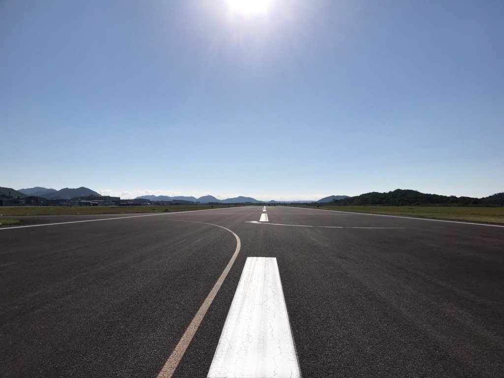 航空自衛隊岐阜基地 岐阜基地令和初ツイート 今朝7時から滑走路の清掃を行いました 滑走路の安全を保つために滑走路 を歩きながら小石を拾ったり 誘導灯の周りの草を刈ったりしました 5月病にならないようにがんばります