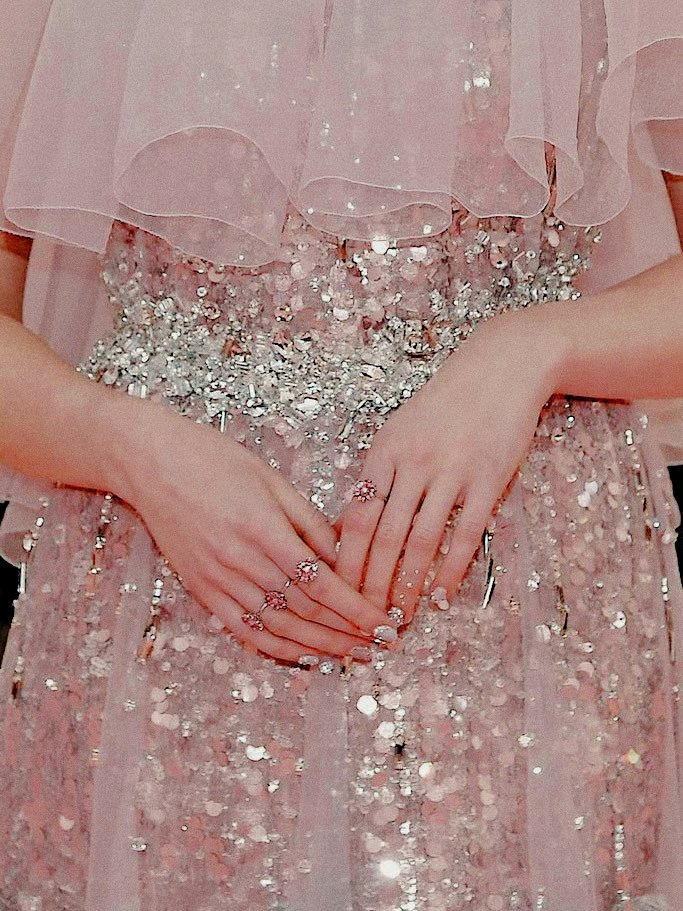 badpostlucy's tweet photo. fairy queen #MetGala https://t.co/5vRFhjtFw2