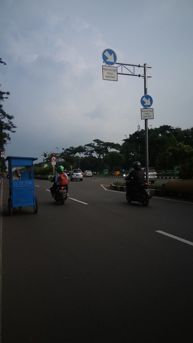 fuad_hazz's tweet photo. @TMCPoldaMetro  saya biasa berputar dengan mengikuti rambu ini lalu berputar setelah Melawati bundaran patung ondel2 dan segera kembali ke jalur lambat untuk menuju ke arah hotel golden. Kenapa hari ini ditilang ya?mohon penjelasannya pak? https://t.co/RvVAU1tqMG