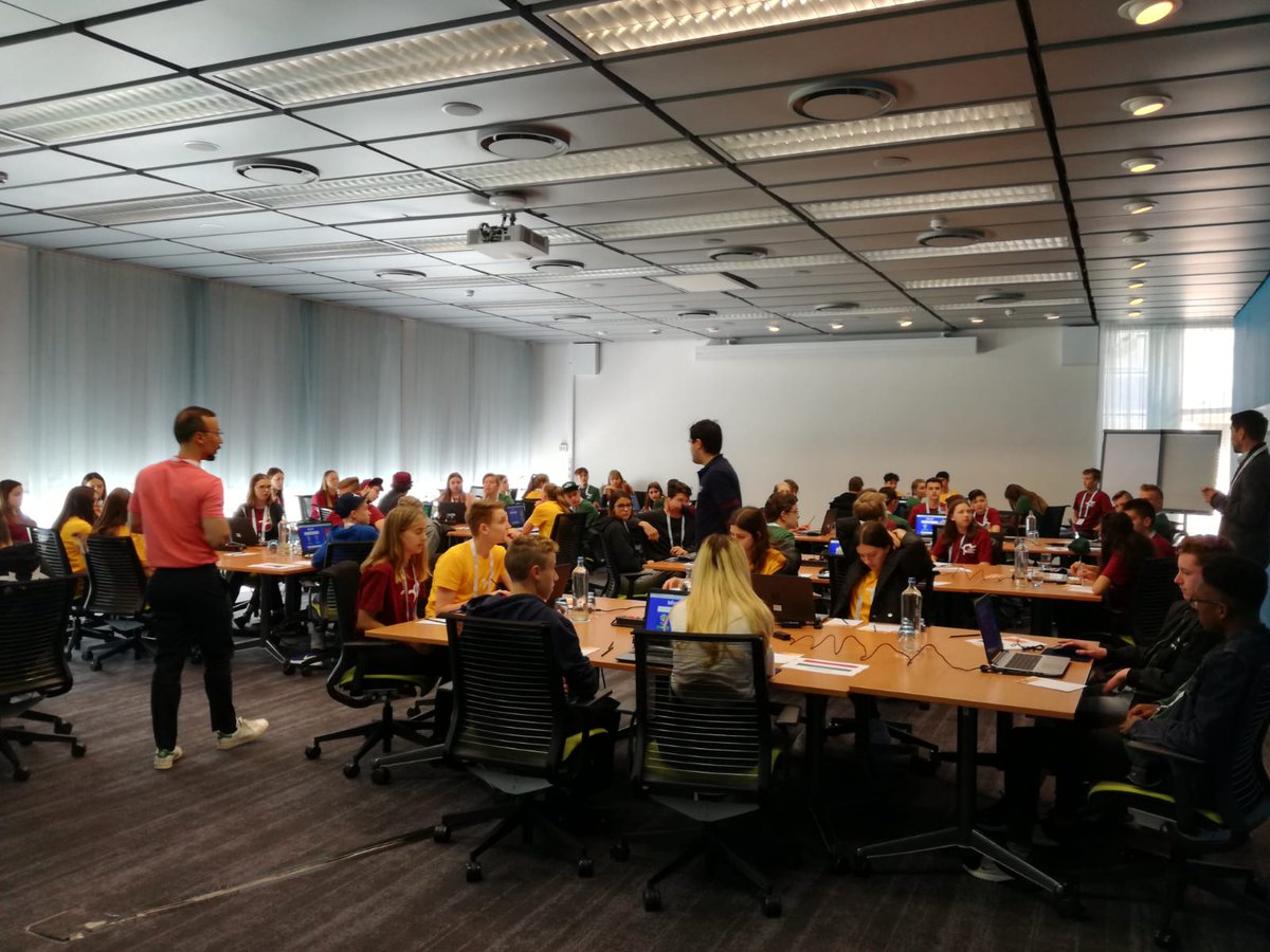 EdufinAEB's tweet photo. ¡Empieza la competición! ¡Todos los cerebros a trabajar! Así se vive el concurso europeo de #EducacionFinanciera en Bruselas #EMQ19 @EBFeu @MoneyQuizEurope https://t.co/914HDO0ifw