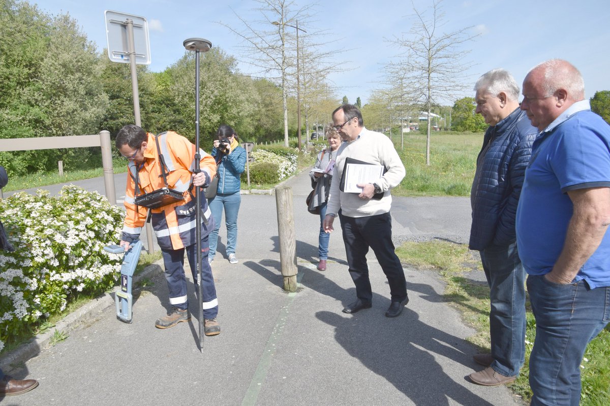 22Sde's tweet photo. Détection et géoréférencement des réseaux d'éclairage public à Lamballe-Armor avec l'entreprise ETA de Plérin, en présence de Pierre Gouzi, Roger Rouillé et Pierrick Briens #eclairagepublic #georeferencement https://t.co/j77dO26h3b