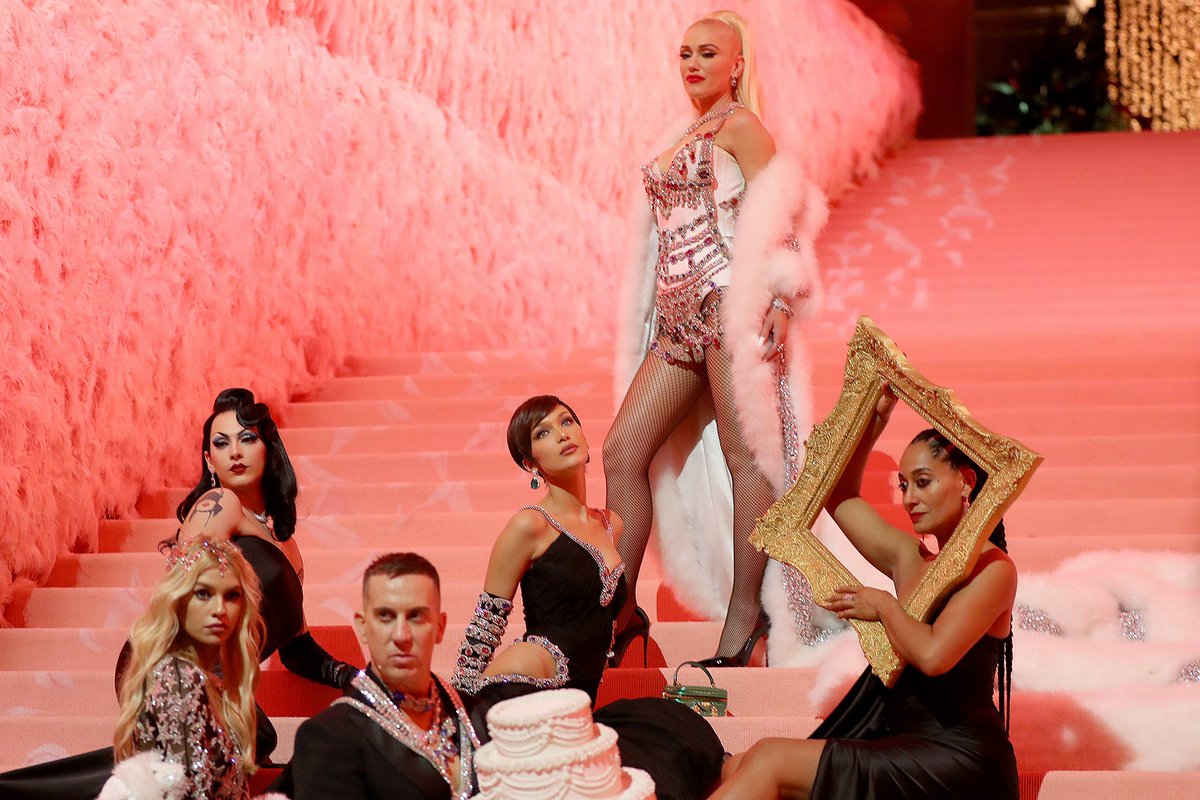 VogueFrance's tweet image. 15 moments volés du MET Gala 2019 ✨📸bit.ly/2H9kTVg #MetGala  #MetGala2019