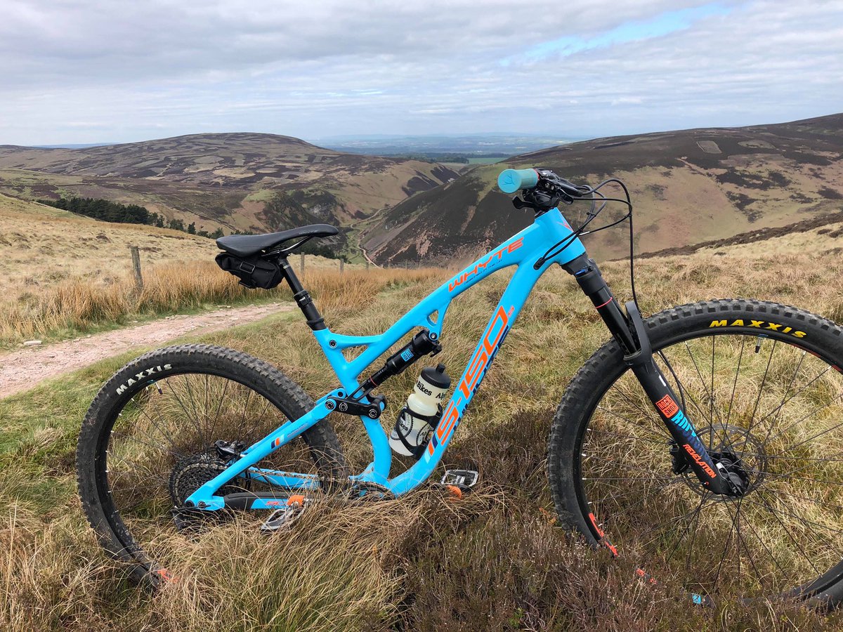 weecog's tweet photo. A Slider saddle bag exploring the hills around Edinburgh... https://t.co/eSCkencj6t #STpremier #mtb #mountsinbiking #Edinburgh https://t.co/B6A5y3KlCO