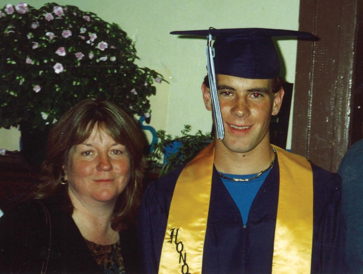 MartinSamson7's tweet image. #MySuperMomAndMe - Graduation pic with my mom,she surprised me on that day by crossing 700 miles..  

@OttawaMommyClub @howarths63 @ScrubbyRB @Sportkommentatr @debbycrypto @tangodancers @DvdTrnbll @Siddharth060498 @xenohemlock