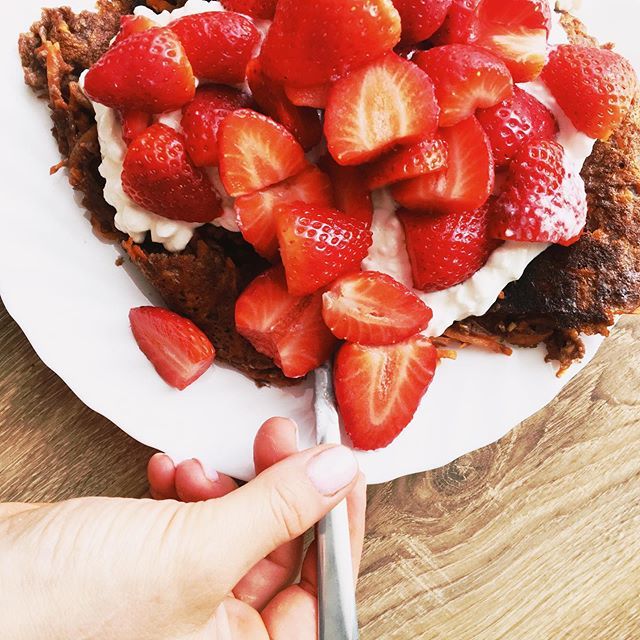 Łapcie przepis na naprawdę pyszny, sycący i niskokaloryczny OMLET Ala CIASTO MARCHEWKOWE - jego przygotowanie zajmuje jakieś 5 minut, syci niemalże na cały dzień! 
2 jaja
Szklanka startej marchewki
50 g płatków owsianych
Łyżeczka proszku do Pieczenia
Kak… bit.ly/2VkMSed