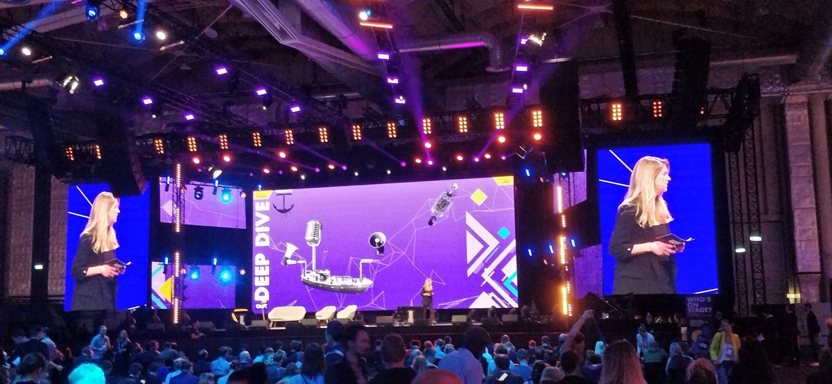 netzgiraffe's tweet photo. Freunde treffen und spannende Vorträge 
Der 1. Tag #OMR19 startet toll https://t.co/oEMWovyTzX
