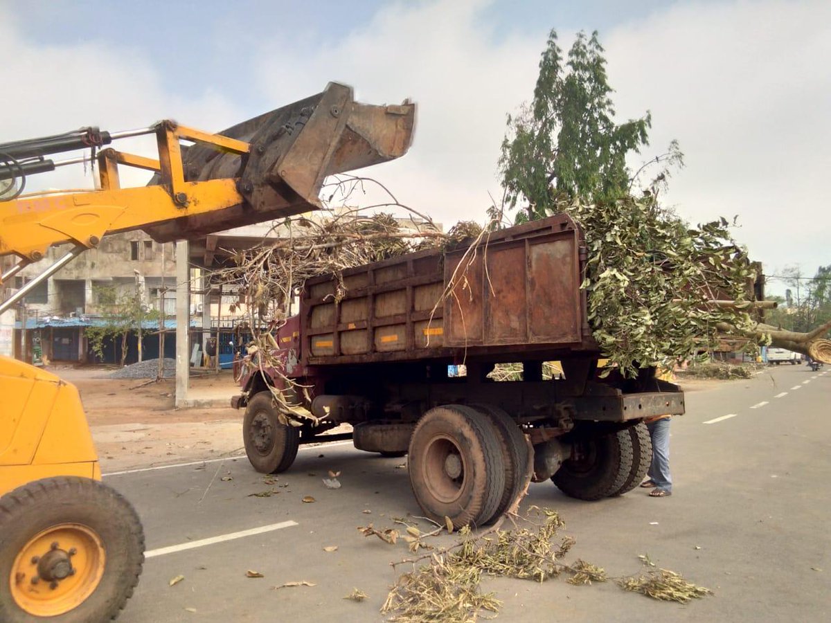 bmcbbsr's tweet image. Additional 100+ tractors &amp;amp; tippers, 36 excavators deployed in #BBSR by @WorksDepartment to expedite the road clearing works. 30+ roads in addition to all major roads in the city are being made operational.
#CycloneFaniUpdates #fightingFani