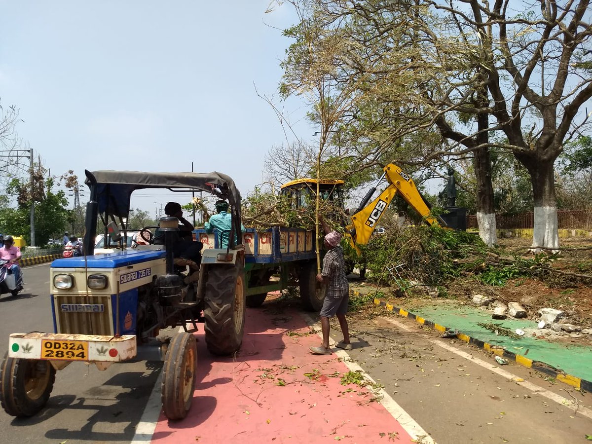 bmcbbsr's tweet image. Additional 100+ tractors &amp;amp; tippers, 36 excavators deployed in #BBSR by @WorksDepartment to expedite the road clearing works. 30+ roads in addition to all major roads in the city are being made operational.
#CycloneFaniUpdates #fightingFani