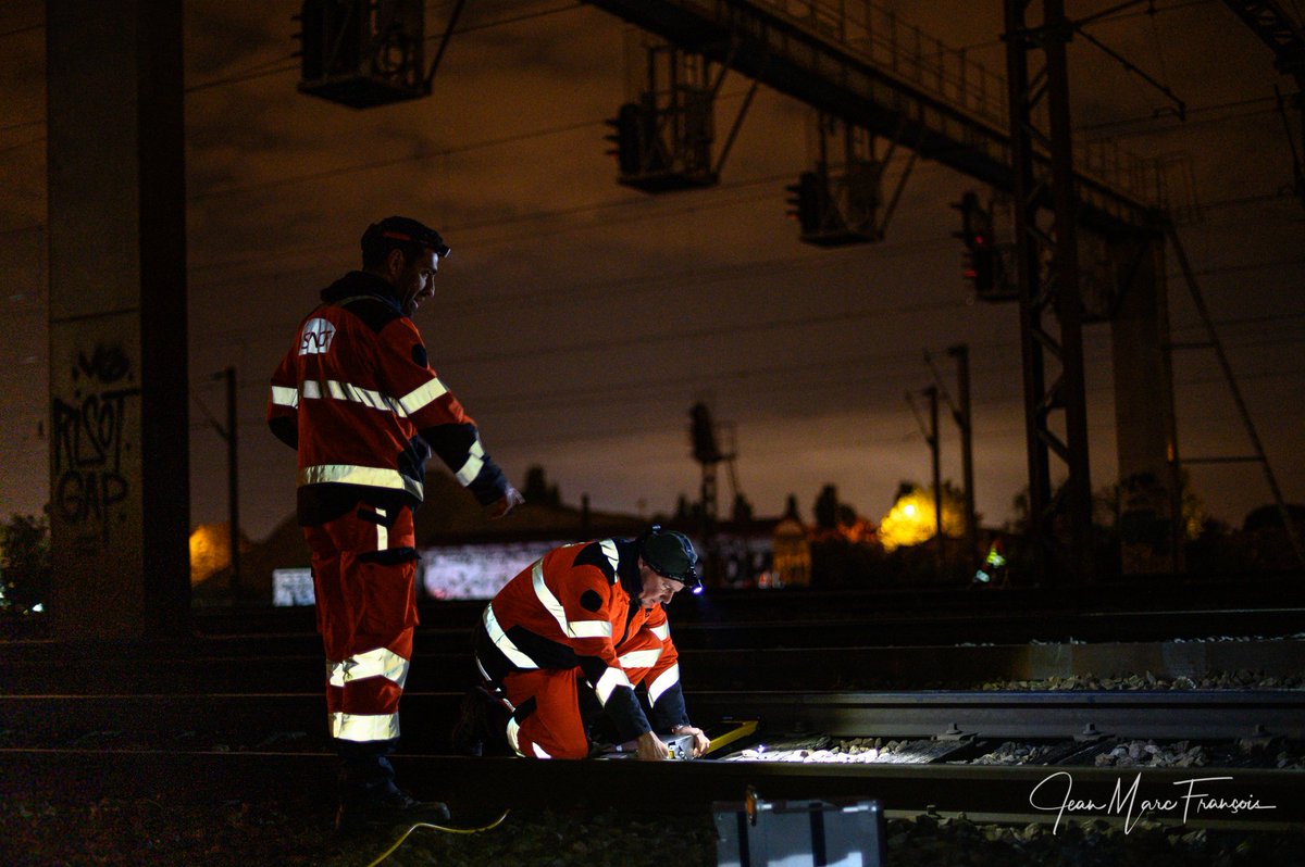 arthuss_'s tweet photo. Mise en place de DSH automatiques. Une trentaine en 2 nuits pour préparer les MEGAZEP entre pantin et LE RAINCY / ROSNY. #SNCFReseau #ParisEst #InfrapolePE #lignep #travauxIDF #RERE_SNCF @RERE_SNCF @LIGNEP_SNCF https://t.co/5EXCh1AAfT