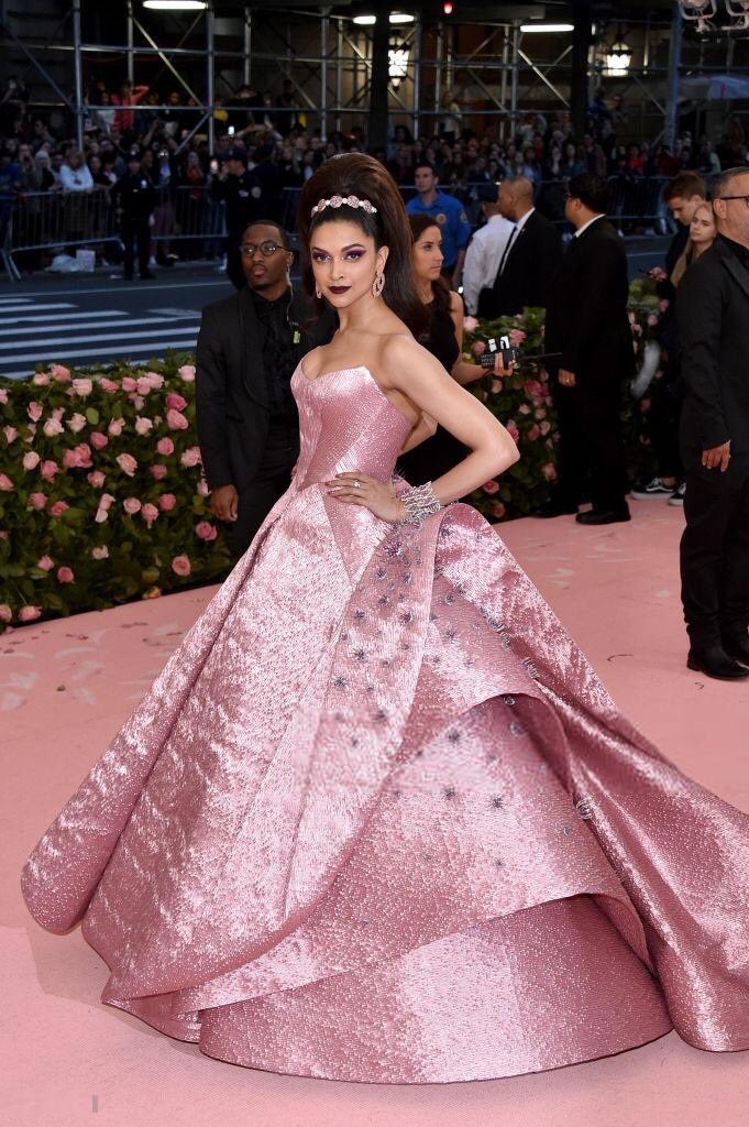 DeepikasPR's tweet photo. ATTENTION TWITTER ; DO YOUR THING #metgala https://t.co/x3gpRtHEkt