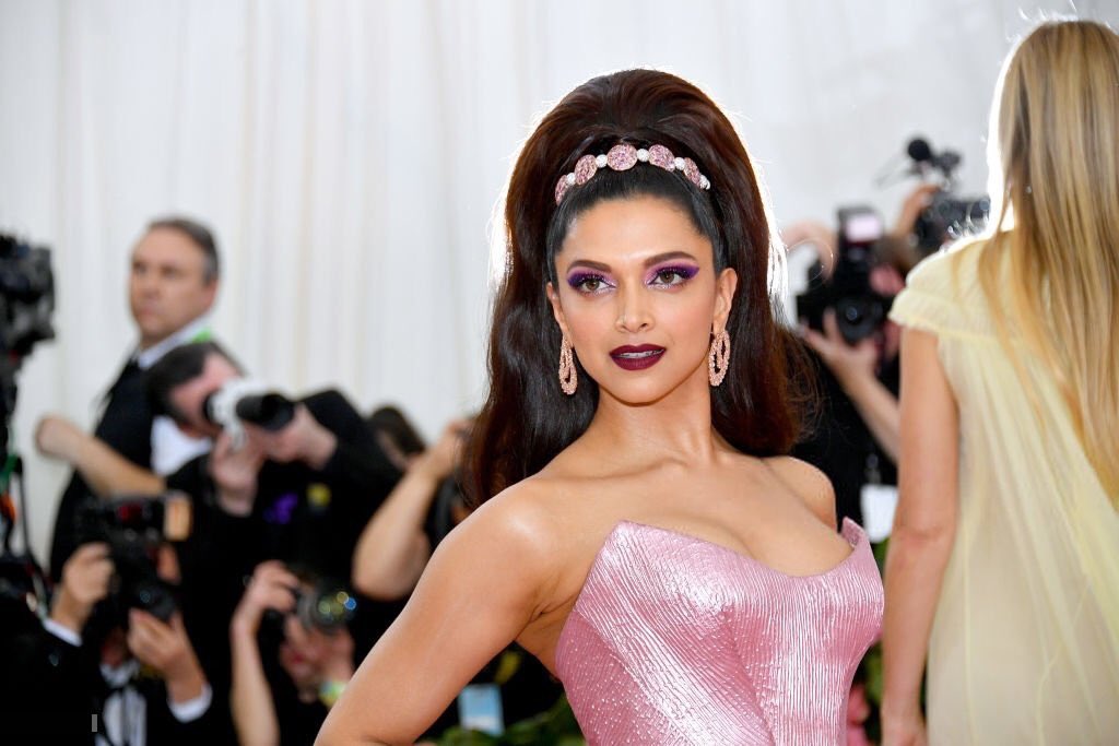 DeepikasPR's tweet photo. ATTENTION TWITTER ; DO YOUR THING #metgala https://t.co/x3gpRtHEkt