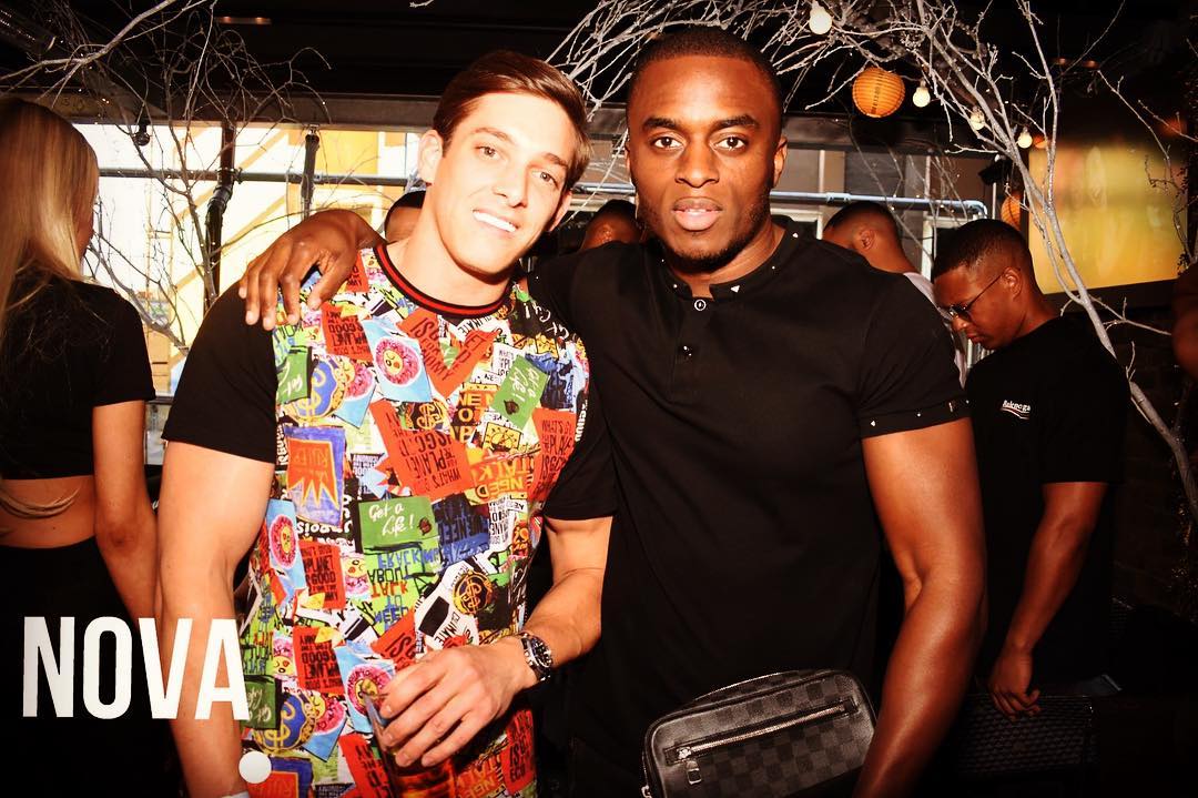 DanielJ84038326's tweet photo. Never Let Your Friends Get Lonely...Keep Disturbing Them!! ⚜️🖤

Visit Now 👉👉 https://t.co/23OYTDYS8A

#goldenbee #Friends #Friendship #BrosforLife #Nova #London #shoreditch https://t.co/yyCPvq4vaB