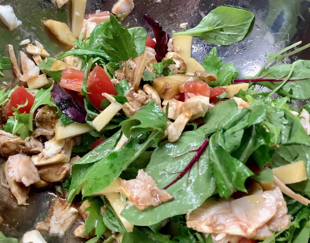 ちきりん على تويتر トマト1個100円 サラダチキン半分100円 グリーン100円 チーズ90g 300円 リンゴとバルサミコ オリーブオイルなど合わせて50円として 原価 650円 店で出せば1500円を超える 美味しいし栄養バランスもいいけど こういう食事 けっこうお金