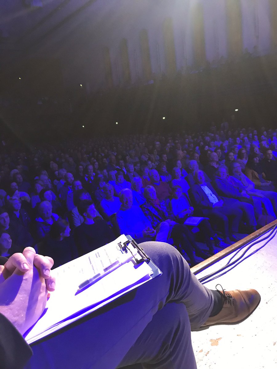 HerbstBritta's tweet photo. Teil der Jury vom Bundesfinale des @FameLab zu sein, hat mir gestern Abend viel Spaß gemacht! Großes Lob an die zehn Wissenschaftler, die es allesamt geschafft haben, ihre #MINT-Themen kreativ und unterhaltsam vorzustellen. #NoPowerPoints ➡️ #charisma https://t.co/2tSnnQu34c