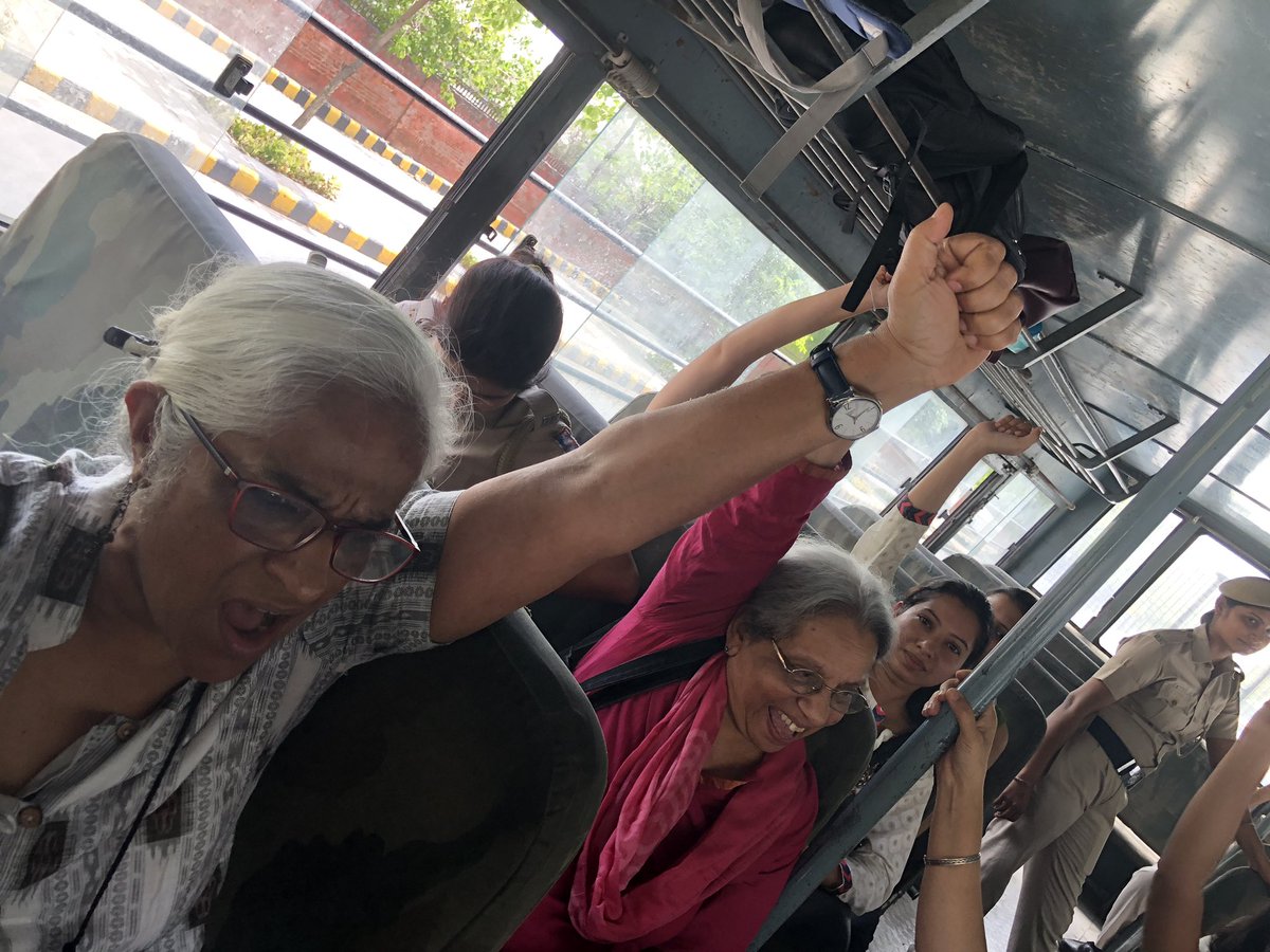 whangam's tweet photo. Top peaceful protest story: @suneetadhar: '#SC #Peacefulprotest #pushedintopolicebus #humsabsaathhain ' https://t.co/yXZD3PpycZ, see more https://t.co/Edij5irNus