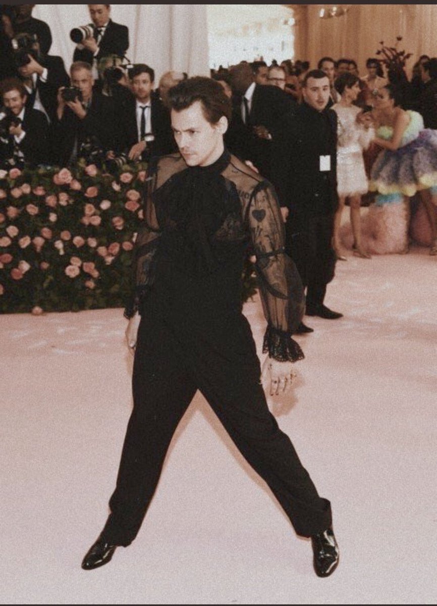 HazFroggyStyles's tweet photo. LOOK AT HIIIIIM IM SO PROUD OF OUR LIL FROGGY 

#metgala #HarryStylesAtTheMet https://t.co/oNO7a2Vn2X