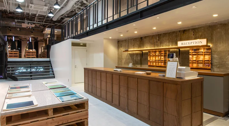 Pagare l’ingresso per entrare in una #libreria che non offre solo libri: succede a Tokyo, dove per circa 12 euro si può entrare e restare quanto si vuole, sfogliando libri, riviste e usufruendo della caffetteria 📚 ☕ Voi lo fareste?
bit.ly/2WtozYb
