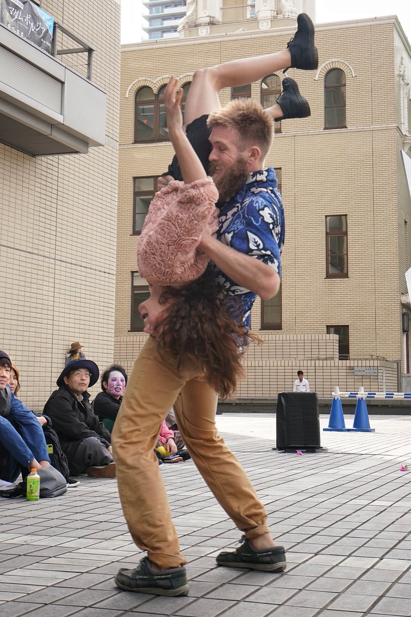 Konomi スペインのダンスデュオ 一般の観客の中から客上げをしたかのような女性の登場の仕方が面白かった ダンスというよりアクロバットぽくて ホワイトアスパラガスのボールなしバージョンみたいだなあと思った 他の演目はどんな感じなのかな