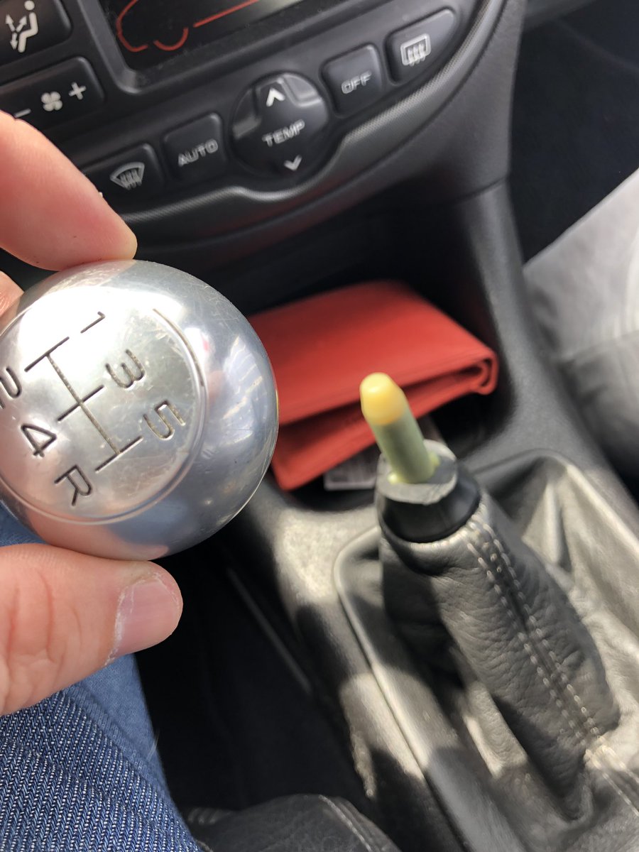 元口 出留夫 V7ii Pa10 Su Twitter At限定うんたらで騒いでみんな 俺のプジョーのシフトノブ見て もげた ふぅー ビニールテープで緊急補修だぜぇ 6rcの代わりのノブどうしよう At限定