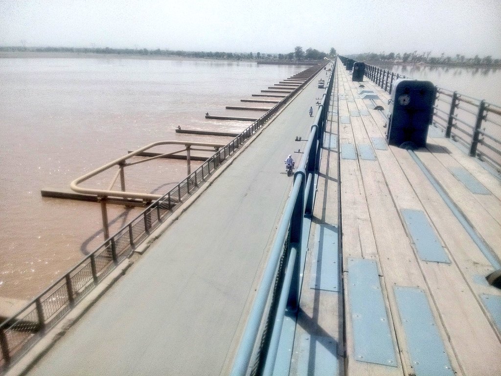 meemainseen's tweet photo. *Waters of the Land*
#Trimmu Headworks
___
The barrage lies downstream to the confluence of #Chenab &amp; #Jhelum Rivers near Atthara Hazari
Completed in 1939 as Emerson Barrage it was a flood control mechanism
Now from here originate Haveli Main, Rangpur &amp; Trimmu-Sidhnai Link Canals https://t.co/aPYF7J389r