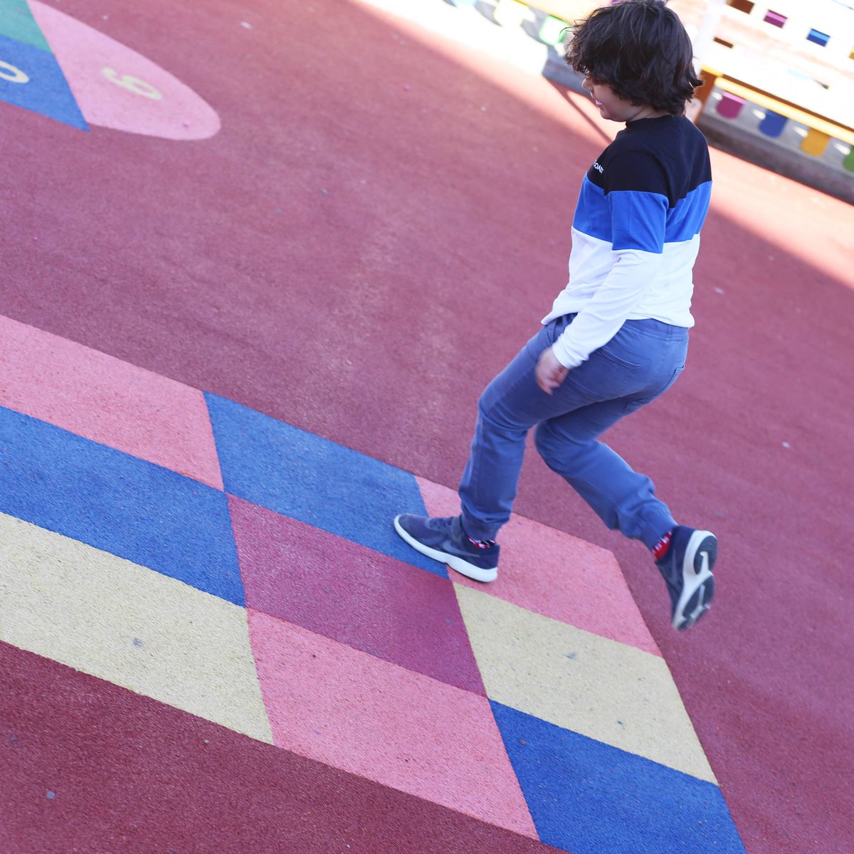 Parks3000com's tweet photo. #juguem #saltem i #correm en el #parc ! El terra de #colors ens #inspira ! #imaginació #somnens #peterpan #gaudim #airelliure #compartim #salut #jocs #cautxú #parcsinfantils https://t.co/mNFwW41C2T
