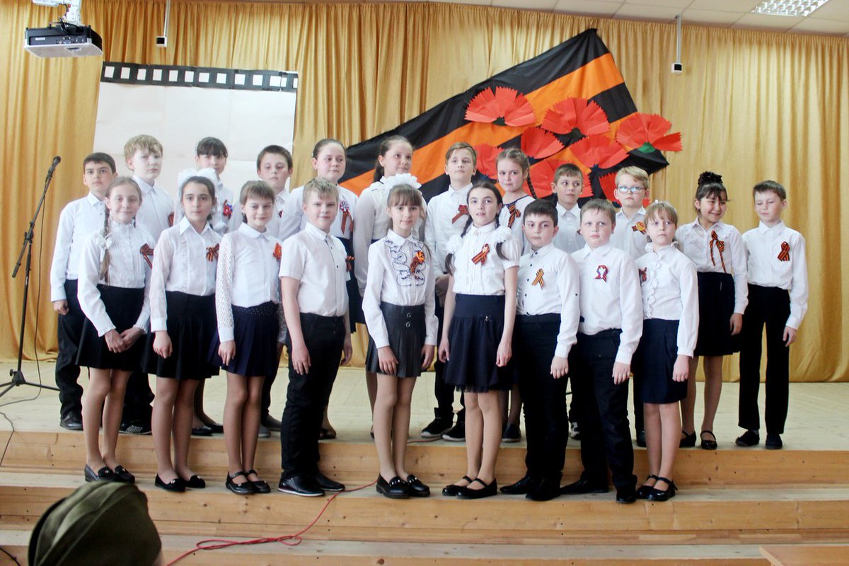 <a href="/Tularegion71/">Правительство ТО</a> В рамках Вахты Памяти в Арсеньевской средней школе состоялся фестиваль военной песни "Нам дороги эти позабыть нельзя", который традиционно прошел в форме "Битвы хоров".
