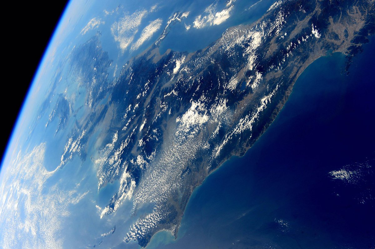 SydMode's tweet image. 眼下に日本列島 デザイン神的視点 #シドミード あらゆる未来ビジョンを描く時は常にこんな大胆な視点なのだろうか #sydmead #overlooking view