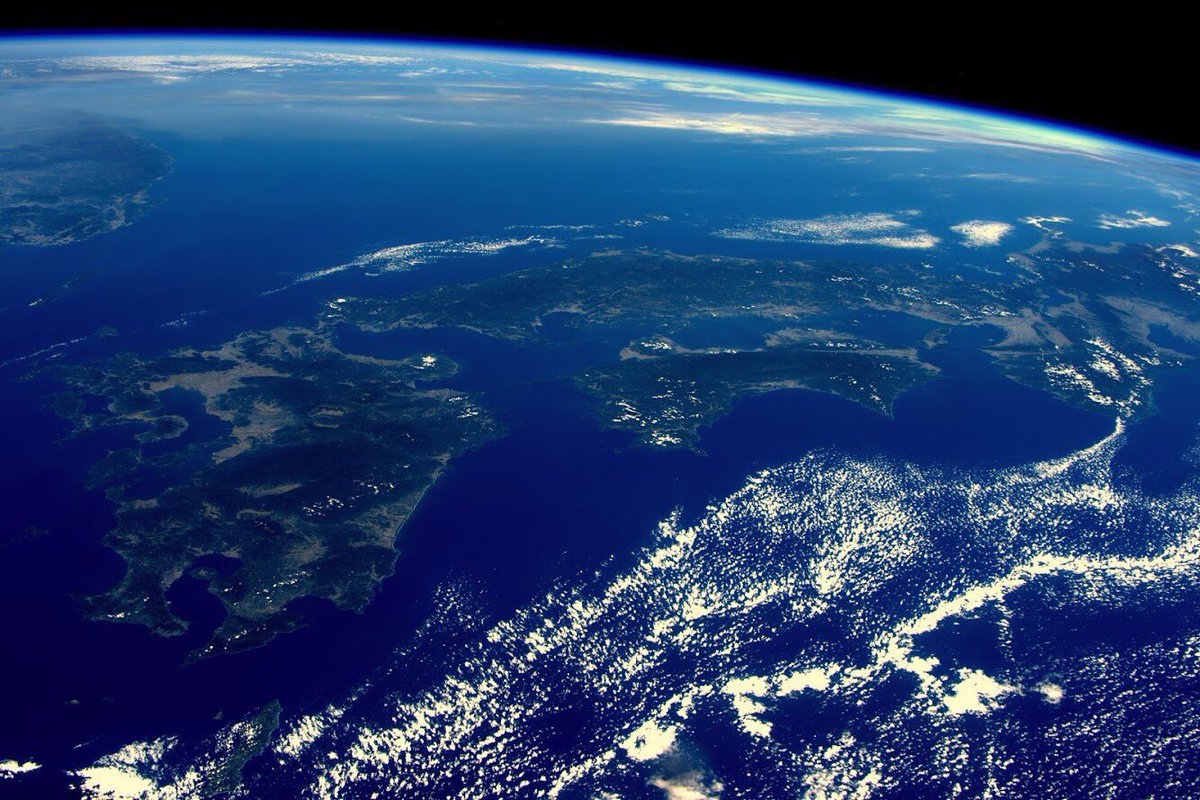 SydMode's tweet image. 眼下に日本列島 デザイン神的視点 #シドミード あらゆる未来ビジョンを描く時は常にこんな大胆な視点なのだろうか #sydmead #overlooking view