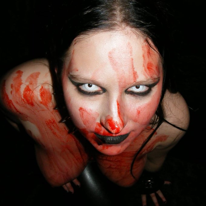 What a great night with sooo much delicious food out there!! 😂🤣
Having a great Goth Vampire Foto Shooting