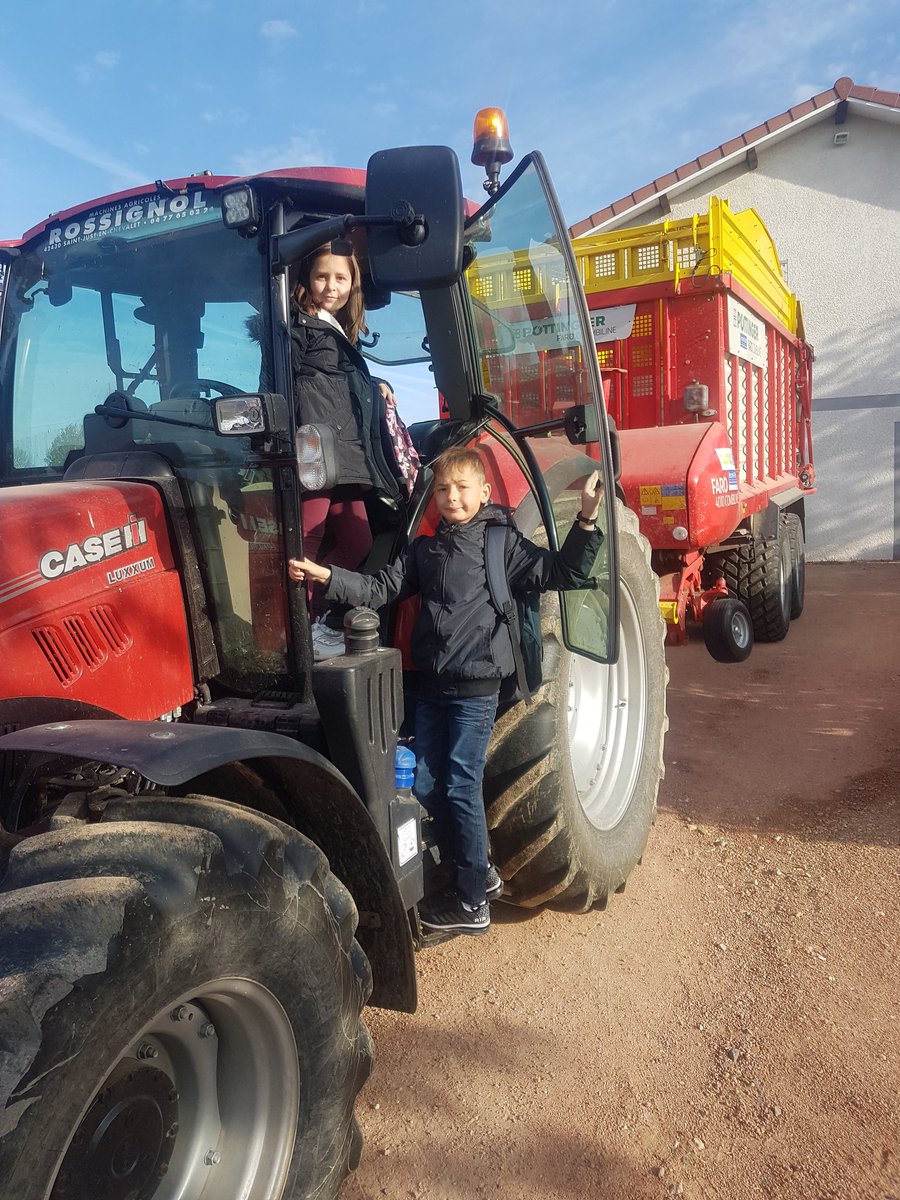 DenisMuron's tweet photo. Nouveau bus pour aller a l'école🤣 #CeuxQuiFontLeLait #ensilage2019 https://t.co/KDUv1ajAUj