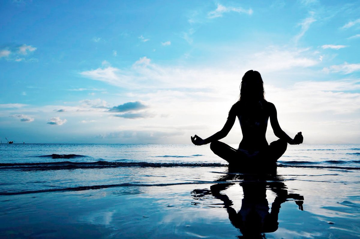Бесплатная музыка без регистрации медитация. Медитация на море. Девушка медитирует. Йога медитация. Медитация у воды.