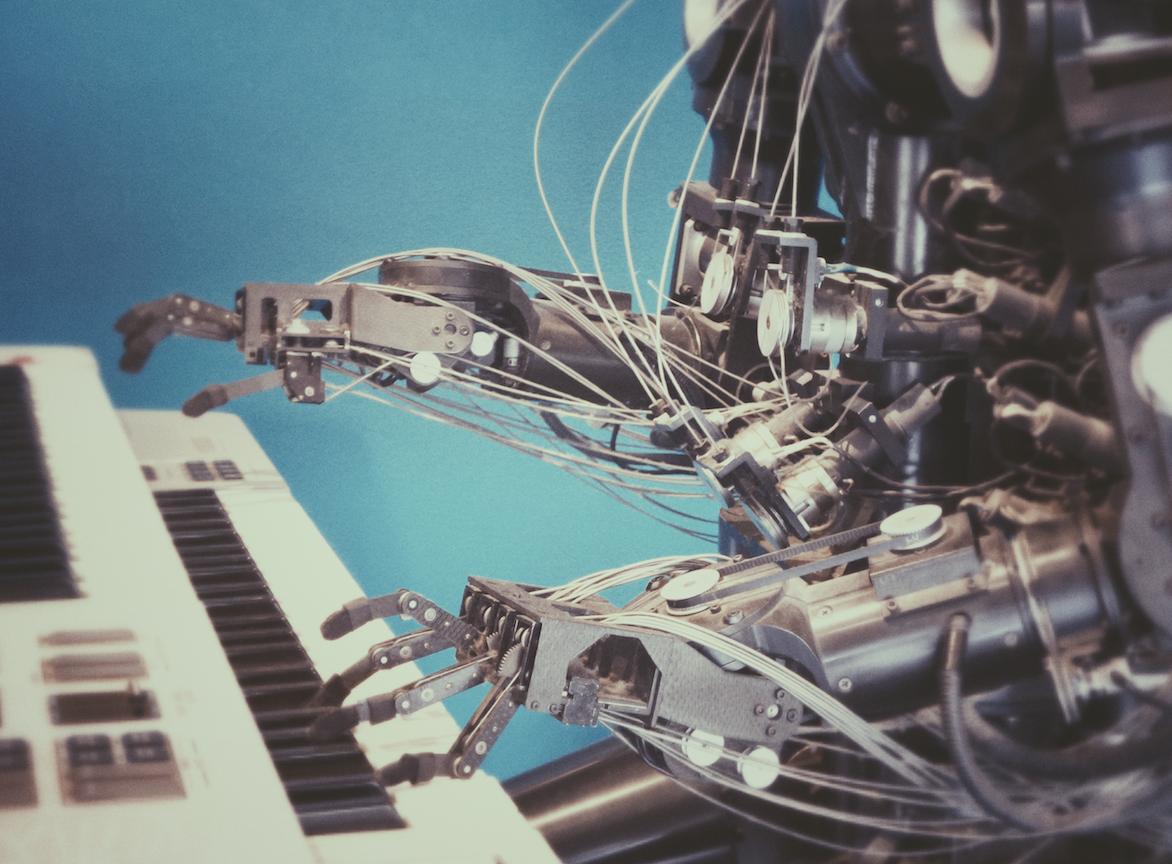 Bir tarafta hızla değişen teknolojiye zor da olsa ayak uydurmaya çalışanlar, diğer tarafta dijital doğanlar. <a href="/thealiagaoglu/">ali agaoglu</a> Fashion System'ın ilk sayısında soruyor: Son insanlar olabilir miyiz?

fashionsystem.com/son-insanlar-o…