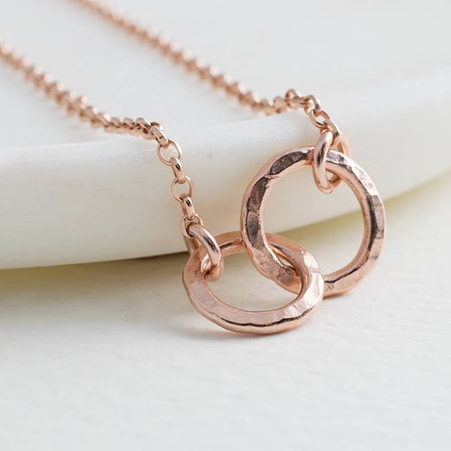 Beautiful rose gold entwined ring necklace 💕
..
..
..
#evydesigns #personalisedgifts #entwinednecklace #etsyuk #bridesmaidsgifts #wedding #bridaljewellery #personalisedjewellery #mylusthave #rosegold #personalised #etsyfinds  #infinitynecklace #insta… bit.ly/2V26e32