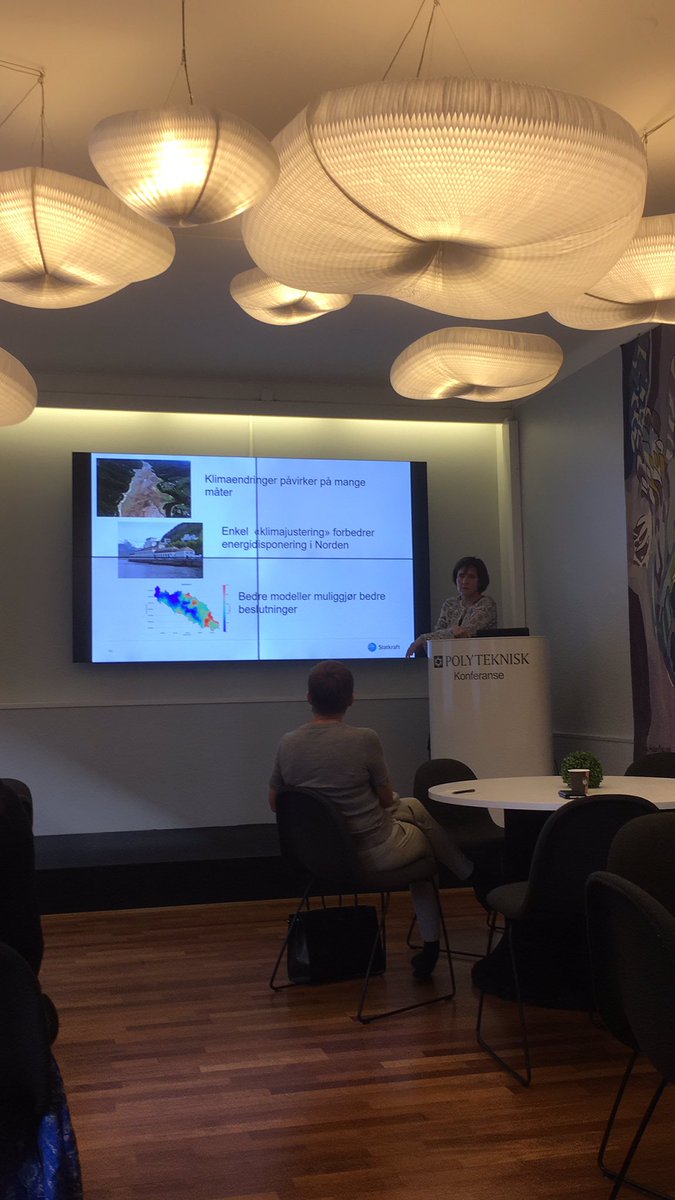 TonKnu's tweet photo. Statkraft tilpasser seg klimaendringer på mange måter forklarer Uta Gjertsen #energitimen @polyteknisk https://t.co/L7dw7KzY8H