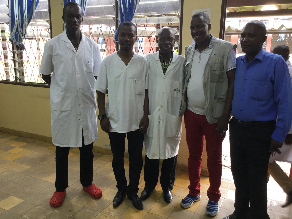 Réception d’un microtome au laboratoire d’#anatomopathologie du <a href="/ChuKamenge/">CHUKamenge</a> par le Directeur du CHUK. Reçu en don grâce à l’association @BonSamaritainFr et 2 médecins burundais: #harimenshiJM et #seza