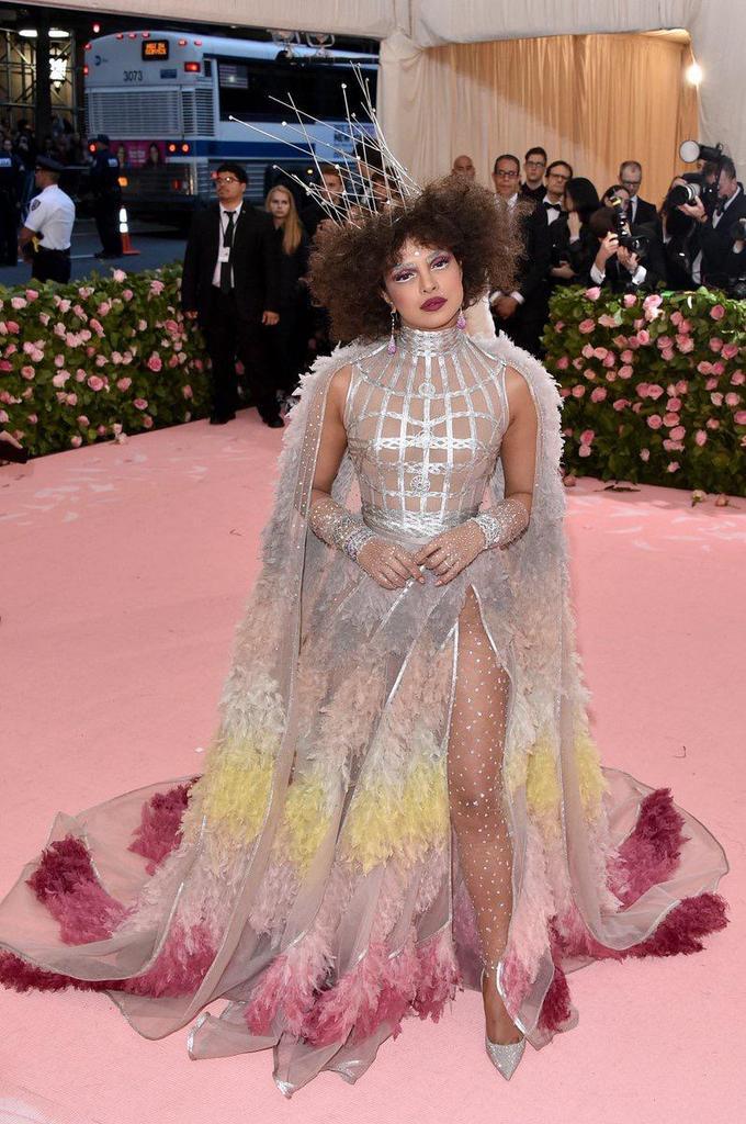 ntilive's tweet photo. Priyanka Chopra &amp; Nick Jonas on Their First Met Since Marriage | Met Gala 2019 With Liza Koshy (Vogue)

#MetGala #MetGala2019 #PriyankaChopra #NickJonas https://t.co/SBm8o1zoT9