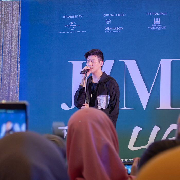 ononlyo's tweet photo. some are taken by my friend @estelle_hiu I think hahaha because we share a camera #jamesthelightmy #jamesjhl https://t.co/8wyvZ9nW9t