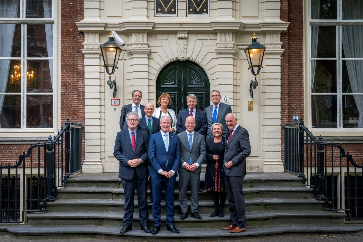 Inspirerend diner van staatssecretaris Knops met voormalige BZK
bewindspersonen die belast zijn geweest met #Koninkrijksrelaties. In gesprek over o.a. de uitdagingen de komende jaren en hoe we meer effect kunnen bereiken in de samenwerking met de landen en Caribisch Nederland