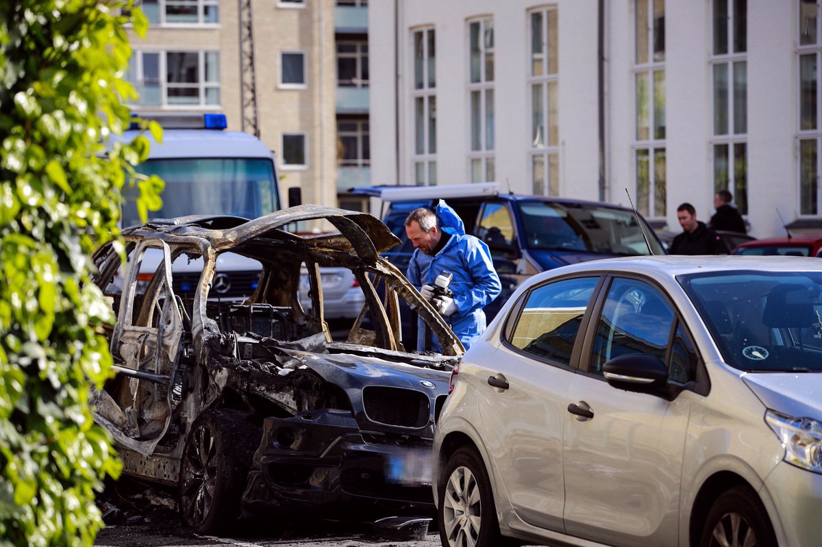 pressefotosdk's tweet photo. BMW sprunget i luften på Nørrebro natten til tirsdag.
#bilbombe #bombe #eksplosion #ildibil #brand #eod #nørrebro #politidk #nyheder https://t.co/6JtRS61uYw