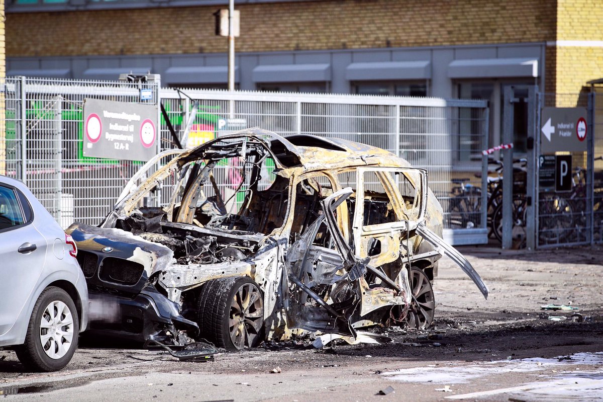 pressefotosdk's tweet photo. BMW sprunget i luften på Nørrebro natten til tirsdag.
#bilbombe #bombe #eksplosion #ildibil #brand #eod #nørrebro #politidk #nyheder https://t.co/6JtRS61uYw