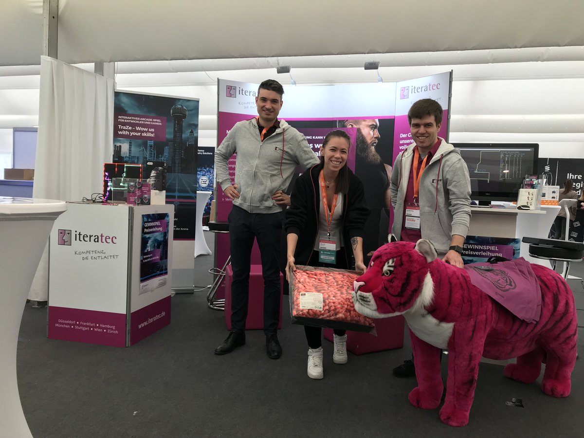 iteratec's tweet photo. Am iteratec Stand könnt ihr mit uns #traze spielen und einen Sphero R2D2 gewinnen. Oder ihr schreibt in kurzer Zeit einen eigenen Bot und joint uns auf dem Grid: https://t.co/0yORNLqksZ https://t.co/gOog2Rvyqt