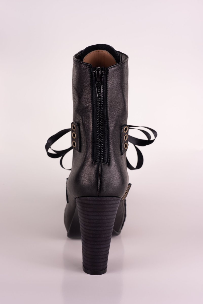 Sundaeheels's tweet photo. #highheels #heels #corset #ハイヒール #コルセット #shortboot #fashion #フェティッシュ https://t.co/J7ncSvcugG