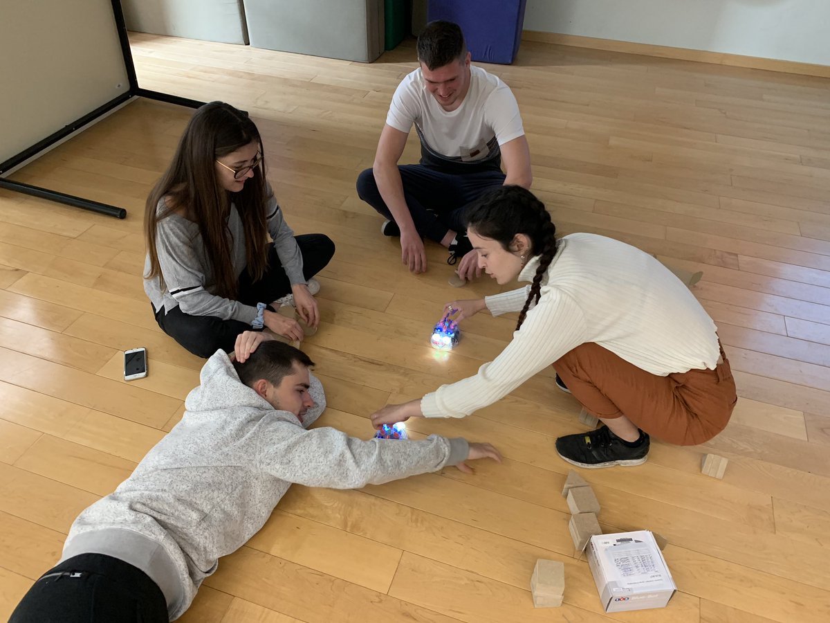 maprats's tweet photo. A l’optativa de tercer #UDTIC19 @BlanquernaFPCEE @uramonllull @GRecerca_PSITIC també treballem el pensament computacional, la robòtica i els projectes STEAM. Avui exposició de tallers per part de l’alumnat. @elenaojando @jordisll @jcoderch @x_avila https://t.co/XsQfjmcjcp