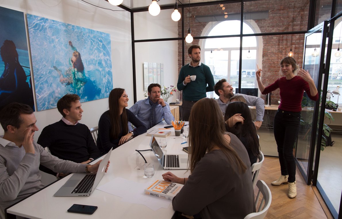* We are HIRING a Senior Brand Strategy Consultant * Do you know the genius we are looking for? Come join us in our brand new office, full of inspiration and (real) cookies! APPLY NOW via lnkd.in/gdwYj-K 
#marketingstrategy #digitalmarketing #digitalstrategy #bejobs