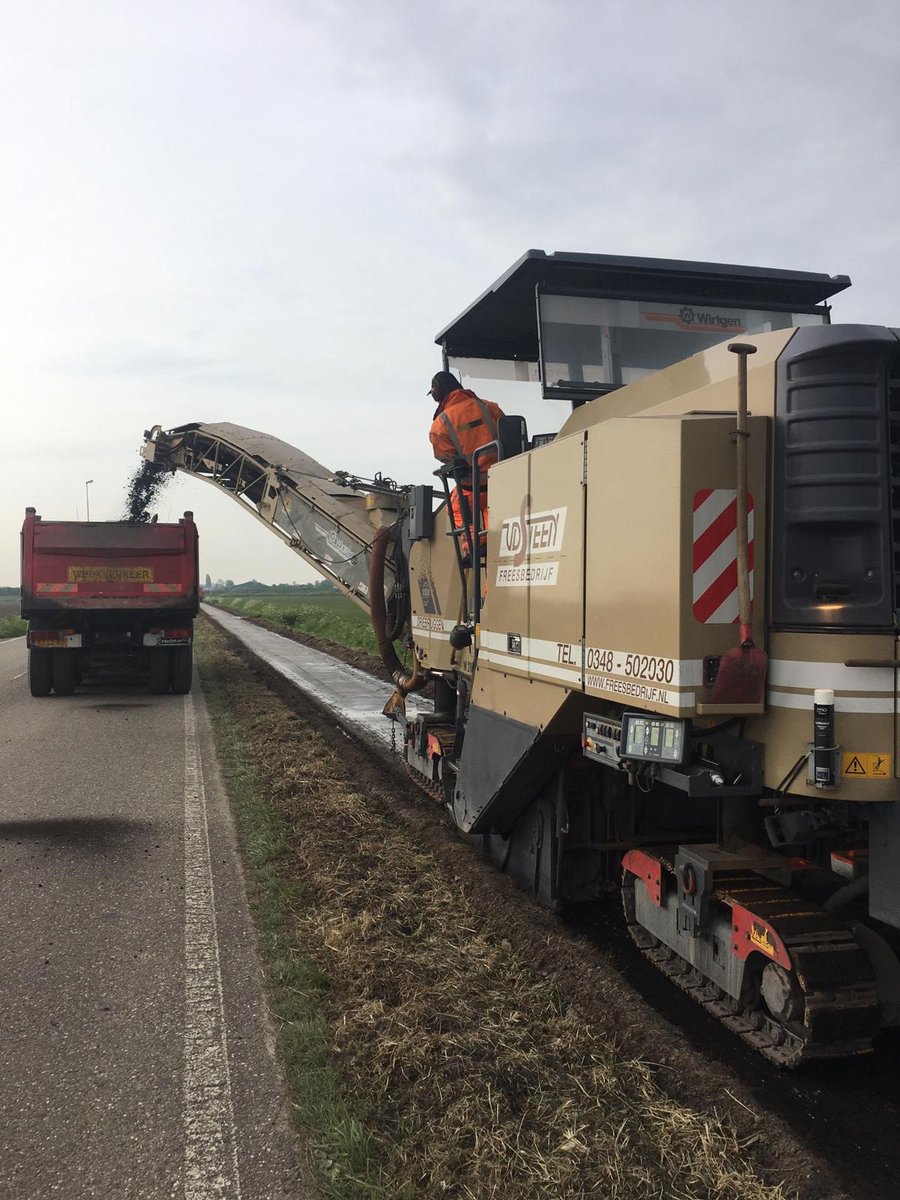 freesbedrijf's tweet photo. @freesbedrijf Van der Steen is voor partner @H4A_ vandaag begonnen met freeswerkzaamheden op de Willemsweg bij Schoondijke. Het betreft een onderdeel van het project "Afwaarderen Willemsweg Schoondijke", dit in opdracht van @waterschap in het mooie Zeeland. https://t.co/9ougRLO5al