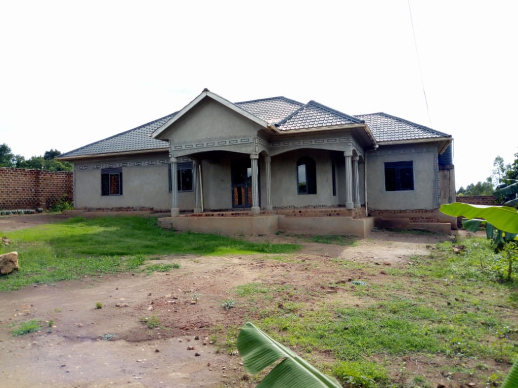 MukisaProperti1's tweet photo. HOUSE FOR SALE at 260m (US $ 69,000)
- On 22 decimals (100x100) titled 
- Located 15km from Kampala at bukasa-wakiso 
- 4 bedrooms
- Electricity &amp; Water installed +underground well
- All wall fenced
For this &amp;more houses contact: 0706799099 (watsap) 0708513535
#RealEstate #Uganda https://t.co/j6y8BYplcR