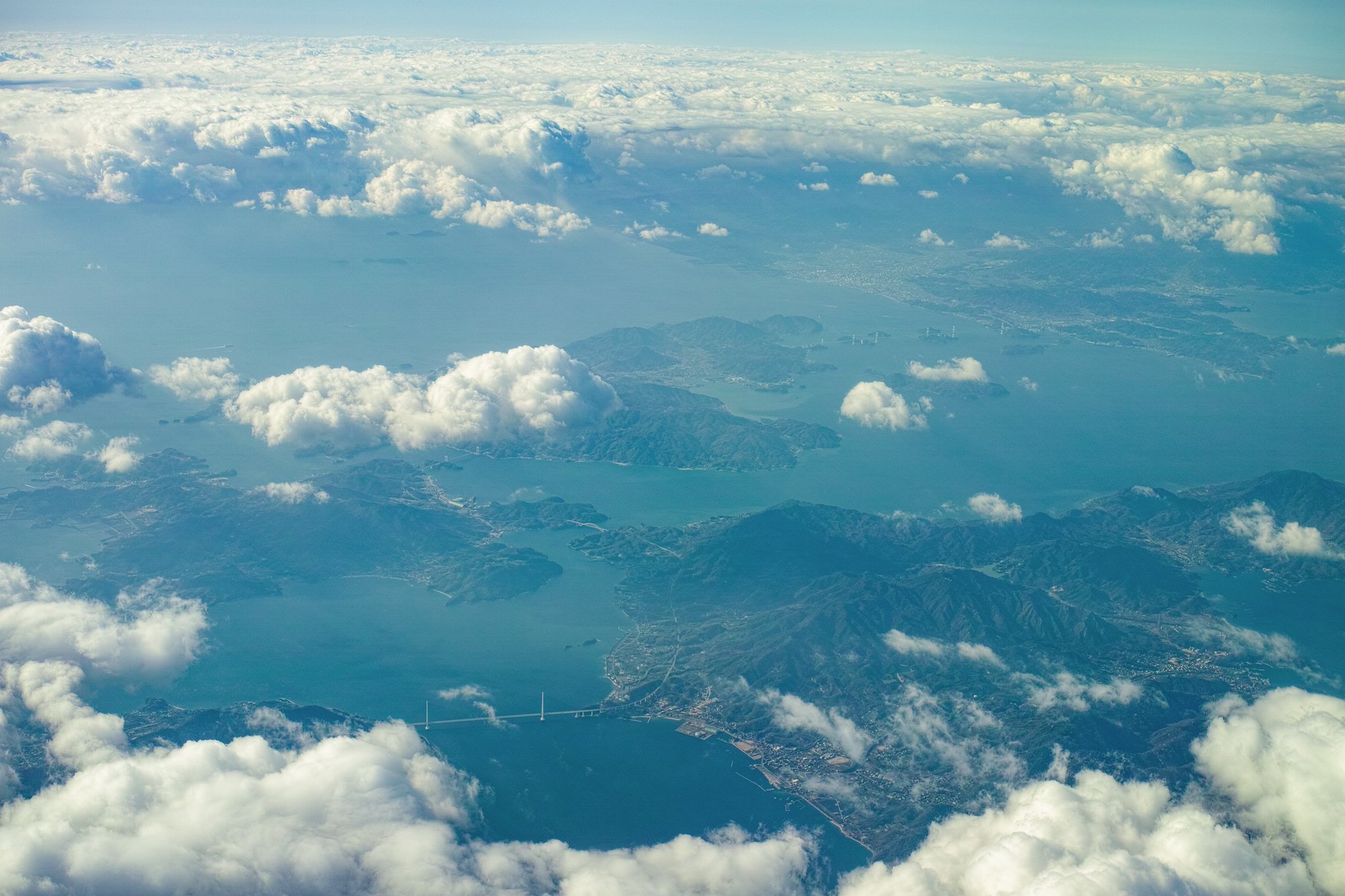 Ana旅のつぶやき 公式 Ana機窓写真 雲間から見える日本の美しい景色 Photo Msy1515 空からの 景色が見たくなったら T Co 6a8s2zqyav 機窓からの風景は ソラマニ マドカラ をつけて投稿してね Anaの各メディアでご紹介して