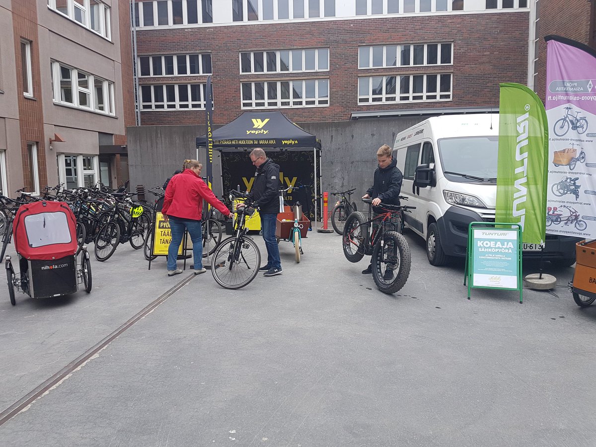 satu_rautio's tweet image. Telialla vietetään Sydän- ja pyöräilyviikkoa. Tänään kun on virallinen #Pyörällätöihin -päivä, sisäpihaltamme löytyy mm. henkilöstölle tarkoitettu pyörähuolto sekä sähkö-, taitto- ja tavarapyörien testausta. Rohkeasti työmatkan matkaketjuja miettimään!! #telialainen