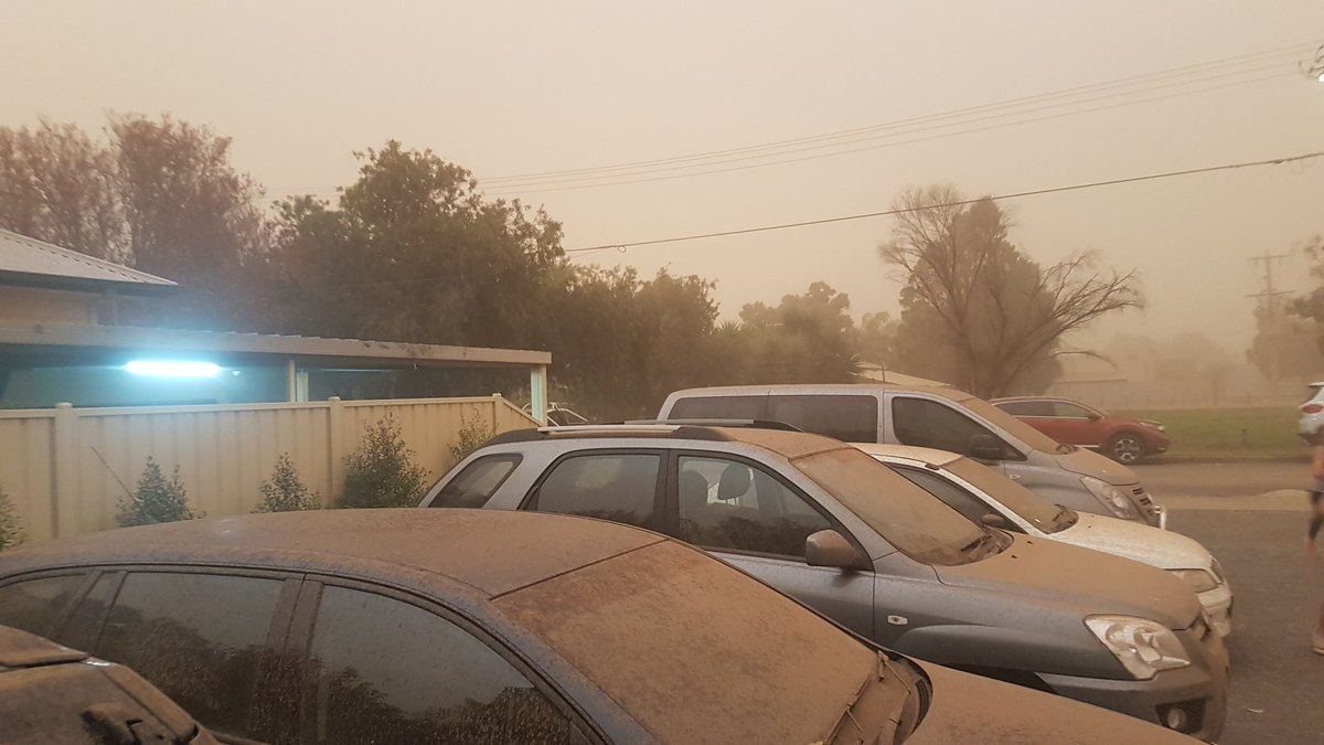 Huge dust storm blankets Mildura, turning daylight to midnight in
