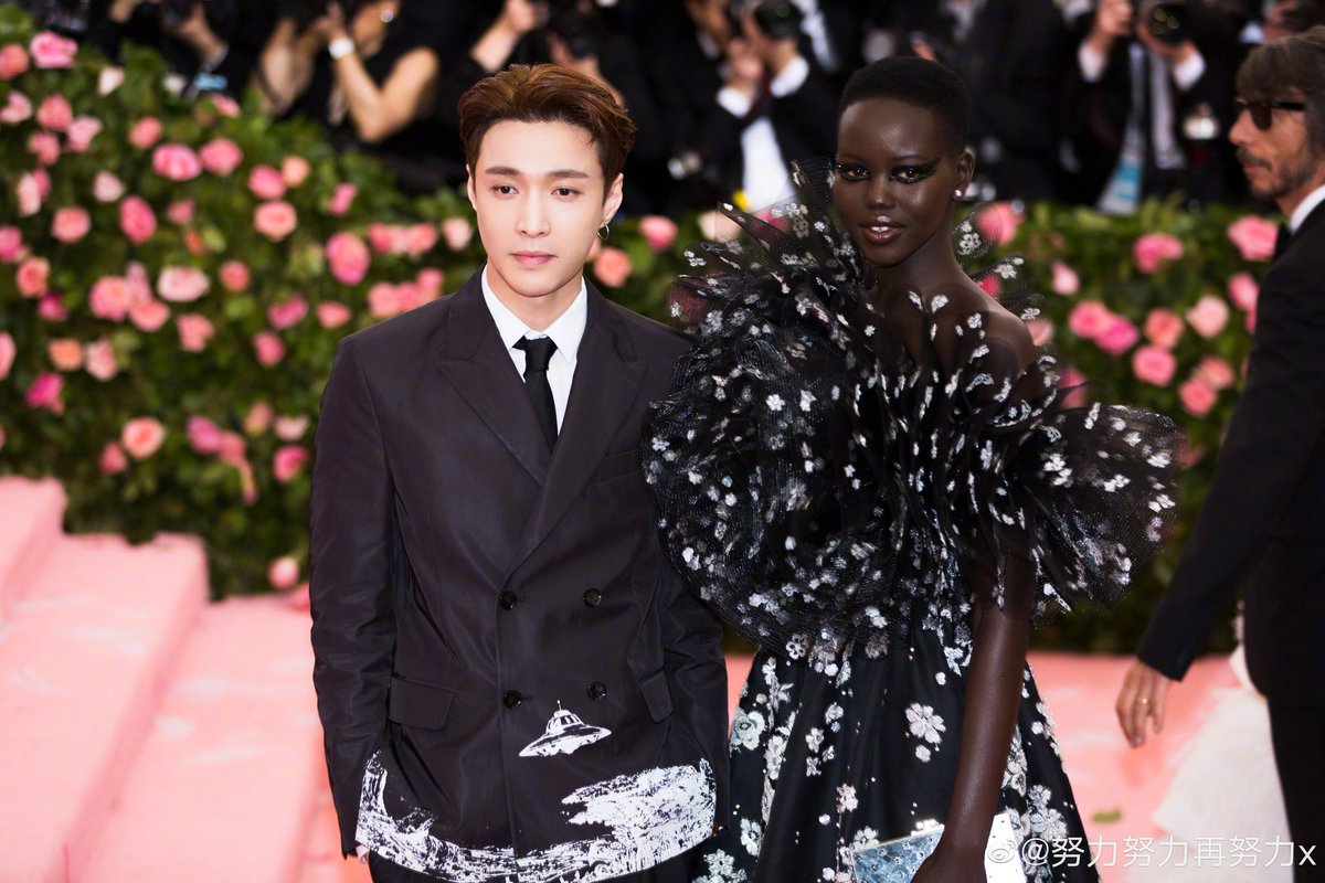 И он представил. И он представил. Илон маск тесла робот. Bjk vs liverpool. Stray kids met gala.